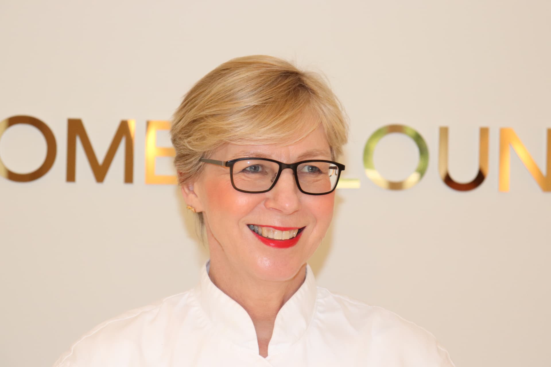 Elisabeth Kohrs vor dem WOMEN LOUNGE Schriftzug
