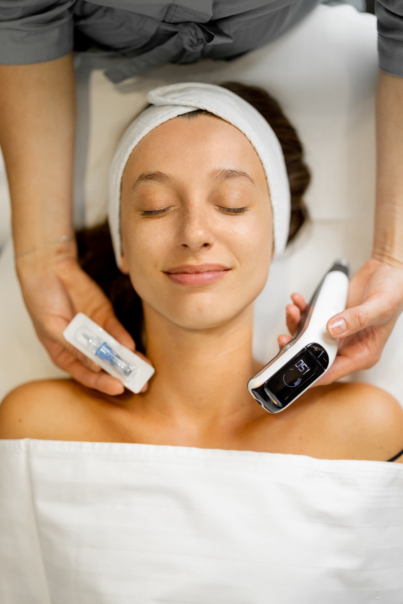 Entspannte Kundin während einer DermapenWorld Microneedling-Behandlung mit NCTF-Ampulle